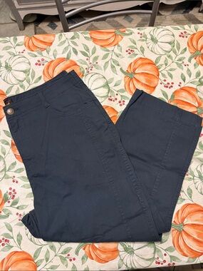 Lee Straight Leg Women's Capri in Dark Navy
